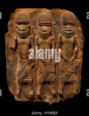 In bronzo di placca in ottone che mostra la soluzione OBA del Benin con assistenti di popoli Edo, XVI secolo D.C. dal Benin Nigeria Africa African Foto Stock