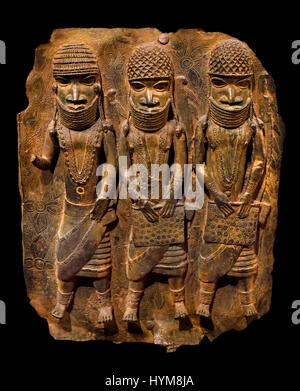 In bronzo di placca in ottone che mostra la soluzione OBA del Benin con assistenti di popoli Edo, XVI secolo D.C. dal Benin Nigeria Africa African Foto Stock