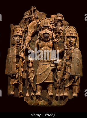 In bronzo di placca in ottone che mostra la soluzione OBA del Benin con assistenti di popoli Edo, XVI secolo D.C. dal Benin Nigeria Africa African Foto Stock