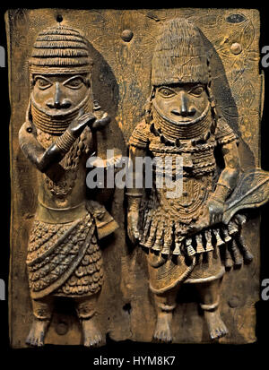 In bronzo di placca in ottone che mostra la soluzione OBA del Benin con assistenti di popoli Edo, XVI secolo D.C. dal Benin Nigeria Africa African Foto Stock