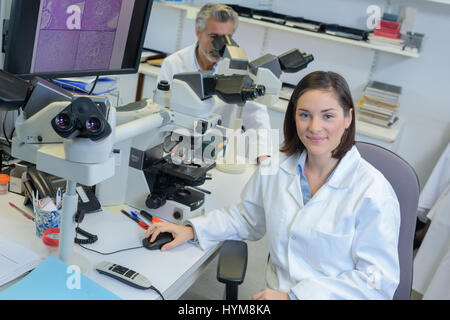 Lavorando sullo sviluppo farmaceutico campo Foto Stock