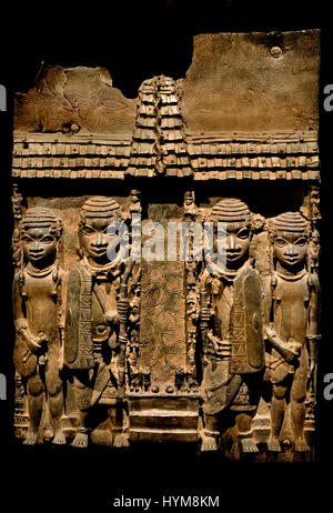 In bronzo di placca in ottone che mostra la soluzione OBA del Benin con assistenti di popoli Edo, XVI secolo D.C. dal Benin Nigeria Africa African Foto Stock