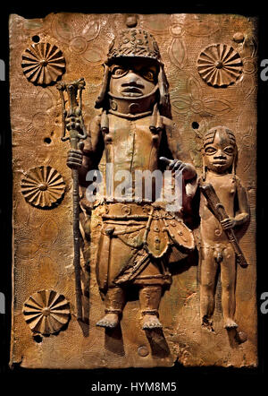 In bronzo di placca in ottone che mostra la soluzione OBA del Benin con assistenti di popoli Edo, XVI secolo D.C. dal Benin Nigeria Africa African Foto Stock