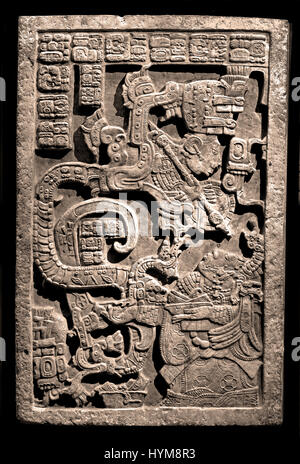 Pannello di pietra calcarea scolpito della civiltà Maya classica precolombiana noto come Lintel 25 proveniente dalla Struttura 23 di Yaxchilán, Chiapas, Messico, raffigurante Lady K'ab'al Xook che evoca un serpente visionario, esposto al British Museum. Lintel 25: Lady K'ab'al Xook. Lady Xook è nella fase allucinatoria del rituale di effusione di sangue. Evoca davanti a sé una visione di un serpente di Teotihuacan. (I Maya – La civiltà Maya era una civiltà mesoamericana nello Yucatán, Messico e Belize in America Centrale (2600 a.C. – 1500 d.C.) America precolombiana) Foto Stock