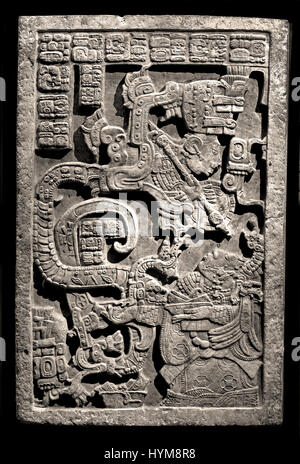 Pannello di pietra calcarea scolpito della civiltà Maya classica precolombiana noto come Lintel 25 proveniente dalla Struttura 23 di Yaxchilán, Chiapas, Messico, raffigurante Lady K'ab'al Xook che evoca un serpente visionario, esposto al British Museum. Lintel 25: Lady K'ab'al Xook. Lady Xook è nella fase allucinatoria del rituale di effusione di sangue. Evoca davanti a sé una visione di un serpente di Teotihuacan. (I Maya – La civiltà Maya era una civiltà mesoamericana nello Yucatán, Messico e Belize in America Centrale (2600 a.C. – 1500 d.C.) America precolombiana) Foto Stock