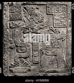 Il Yaxchilan architravi - Classic Maya 770 AD ARCHITRAVE 15 Lady Tuun Wak, durante un salasso di rito. È lei che porta un cestello con il paraphernalia utilizzato per l'auto-sacrificio: stingray colonna vertebrale, una corda e insanguinato carta. La visione serpente appare prima di lei che scaturisce da una ciotola messa prima di lei che contiene anche delle strisce di corteccia-carta. ( La Maya - civiltà Maya era una civiltà Mesoamerican in Yucatan Messico e Belize in America centrale ( 2600 BC - 1500 AD ) pre colombiana americano ) Foto Stock