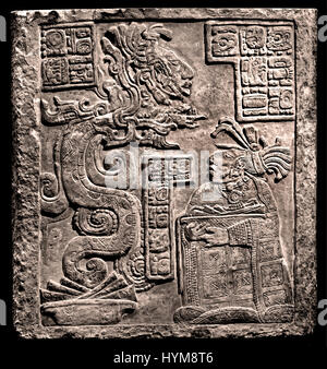 Il Yaxchilan architravi - Classic Maya 770 AD ARCHITRAVE 15 Lady Tuun Wak, durante un salasso di rito. È lei che porta un cestello con il paraphernalia utilizzato per l'auto-sacrificio: stingray colonna vertebrale, una corda e insanguinato carta. La visione serpente appare prima di lei che scaturisce da una ciotola messa prima di lei che contiene anche delle strisce di corteccia-carta. ( La Maya - civiltà Maya era una civiltà Mesoamerican in Yucatan Messico e Belize in America centrale ( 2600 BC - 1500 AD ) pre colombiana americano ) Foto Stock