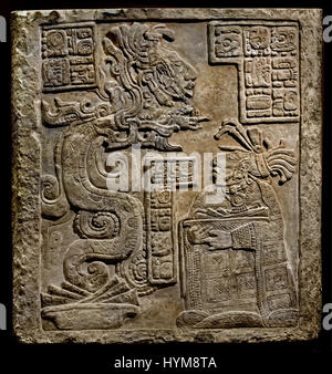 Il Yaxchilan architravi - Classic Maya 770 AD ARCHITRAVE 15 Lady Tuun Wak, durante un salasso di rito. È lei che porta un cestello con il paraphernalia utilizzato per l'auto-sacrificio: stingray colonna vertebrale, una corda e insanguinato carta. La visione serpente appare prima di lei che scaturisce da una ciotola messa prima di lei che contiene anche delle strisce di corteccia-carta. ( La Maya - civiltà Maya era una civiltà Mesoamerican in Yucatan Messico e Belize in America centrale ( 2600 BC - 1500 AD ) pre colombiana americano ) Foto Stock