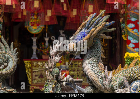 Dragon fontana al retro del Cantonese Assembly Hall Foto Stock