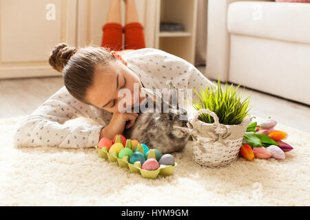 Colore verde brillante tappeto nel ragazzo adolescente degli anni novanta  della camera da letto con il verde listati biancheria letti montato Foto  stock - Alamy