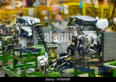 Nuovi motori fabbricati sulla linea di montaggio in una fabbrica. Foto Stock