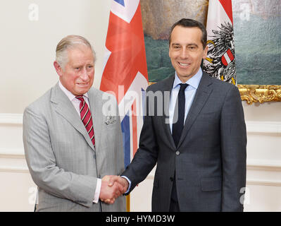 Il Principe di Galles incontra il Cancelliere austriaco Christian Kern presso la cancelleria federale a Vienna, l'ottavo giorno del suo tour europeo. Foto Stock
