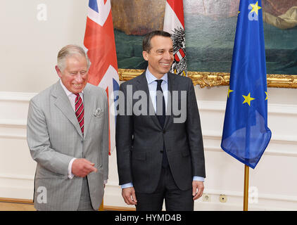 Il Principe di Galles incontra il Cancelliere austriaco Christian Kern presso la cancelleria federale a Vienna, l'ottavo giorno del suo tour europeo. Foto Stock