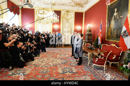 (Da sinistra a destra) Il Presidente Federale della Repubblica d' Austria Alexander Van der Bellen, il Principe di Galles e la duchessa di Cornovaglia e la First Lady Doris Schmidauer hanno le loro fotografie prese dai media, al Palazzo di Hofburg a Vienna l'ottavo giorno del loro tour europeo. Foto Stock