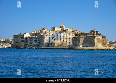 La vista del Grand Harbour e Senglea (L-isla) penisola con Fort San Michele sulla punta dal lungomare di La Valletta. Malta Foto Stock