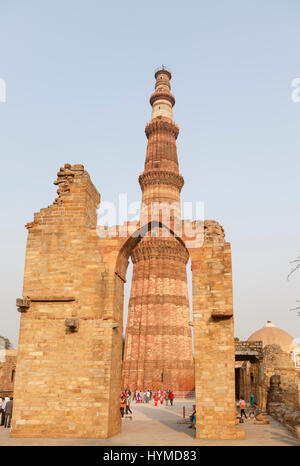 Siegessäule Qutb Minar und Qutb Komplex, Delhi, Indien Foto Stock