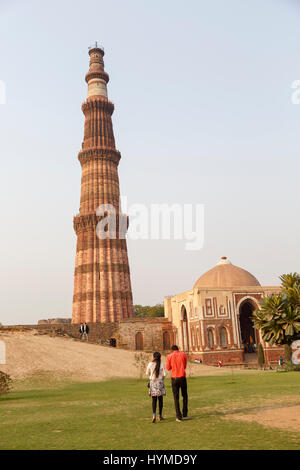 Siegessäule Qutb Minar und Qutb Komplex, Delhi, Indien Foto Stock