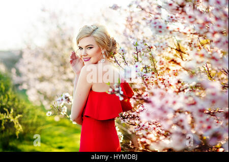 La bellezza della primavera senza allergia. Giovane ragazza adolescente godendo della fioritura albero bianco fiori odore nel soleggiato parco. Primavera all'aperto multicolore orizzontale dell'immagine. Foto Stock