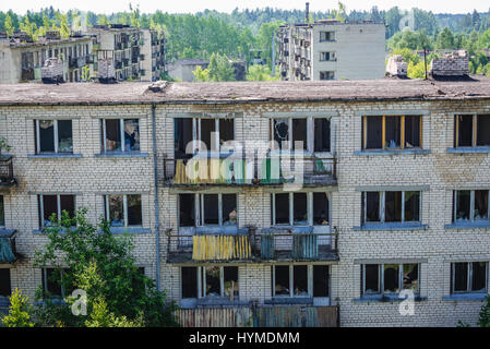 Facciata di edificio di appartamenti in Skrunda-1 città fantasma, ex sito dell Unione Sovietica Dnepr stazione radar dal periodo della guerra fredda vicino città Skrunda, Lettonia Foto Stock