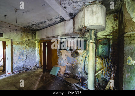 Interno del negozio di guarnigione a Skrunda-1 città fantasma, ex sito dell Unione Sovietica Dnepr stazione radar dal periodo della guerra fredda vicino Skrunda città in Lettonia Foto Stock