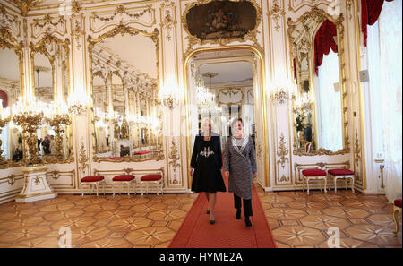 La duchessa di Cornovaglia è dato un tour degli appartamenti presidenziali presso il Palazzo di Hofburg a Vienna da First Lady Doris Schmidauer (a destra), l'ottavo giorno del loro tour europeo. Foto Stock