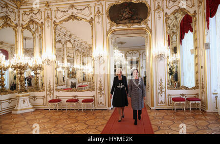 La duchessa di Cornovaglia è dato un tour degli appartamenti presidenziali presso il Palazzo di Hofburg a Vienna da First Lady Doris Schmidauer (a destra), l'ottavo giorno del loro tour europeo. Foto Stock