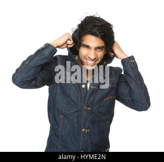 Close up ritratto di una giovane uomo sorridente e tenuta camicia denim collare Foto Stock