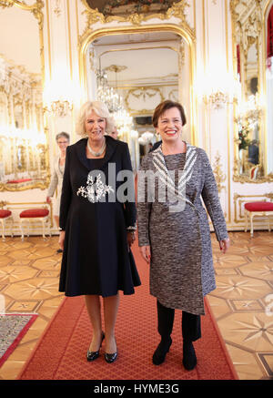 La duchessa di Cornovaglia è dato un tour degli appartamenti presidenziali presso il Palazzo di Hofburg a Vienna da First Lady Doris Schmidauer (a destra), l'ottavo giorno del loro tour europeo. Foto Stock