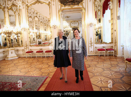 La duchessa di Cornovaglia è dato un tour degli appartamenti presidenziali presso il Palazzo di Hofburg a Vienna da First Lady Doris Schmidauer (a destra), l'ottavo giorno del loro tour europeo. Foto Stock