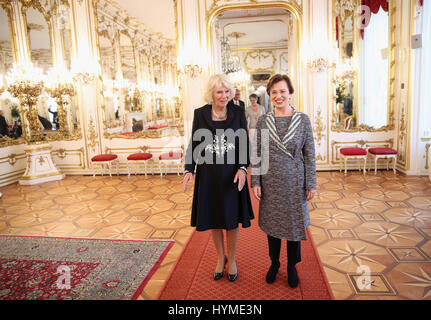 La duchessa di Cornovaglia è dato un tour degli appartamenti presidenziali presso il Palazzo di Hofburg a Vienna da First Lady Doris Schmidauer (a destra), l'ottavo giorno del loro tour europeo. Foto Stock