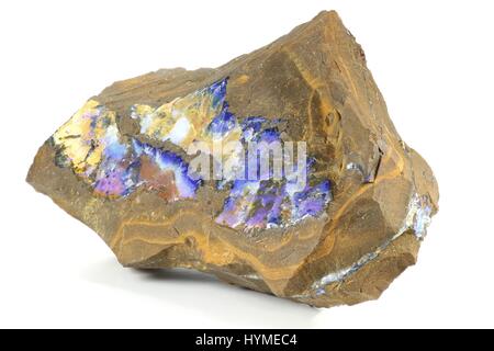 Boulder opal trovati nel Queensland/ Australia isolato su sfondo bianco Foto Stock