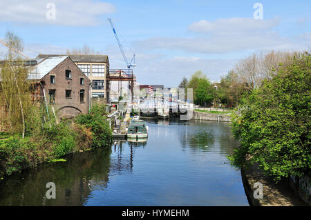 Fiume Lea tra Hackney Wick e Stratford, vicino alla stadio di Londra, nella zona est di Londra, Regno Unito Foto Stock