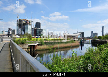 Nuovi edifici in costruzione a Stratford East London, visto dal Queen Elizabeth Olympic Park Foto Stock