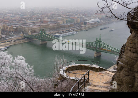 Vista panoramica del Ponte della Libertà dalla collina Gellert in un inverno nevoso giorno, Budapest Foto Stock