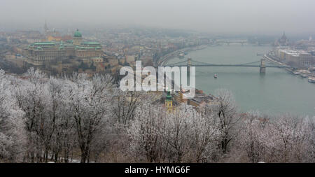 Il castello e il Ponte della Catena vista dalla collina Gellert in una nevosa mattina di dicembre, Budapest Foto Stock