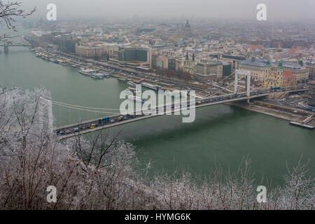 Il Ponte Elisabetta vista dalla collina Gellert in una nevosa mattina di dicembre, Budapest Foto Stock