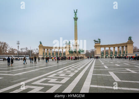 Piazza degli Eroi in un inverno mattina, Budapest. Foto Stock