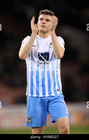 Coventry City's Chris Stokes grazie gli appassionati dopo il fischio finale durante il Cielo lega Bet One corrispondono a Bramall Lane, Sheffield. Foto Stock