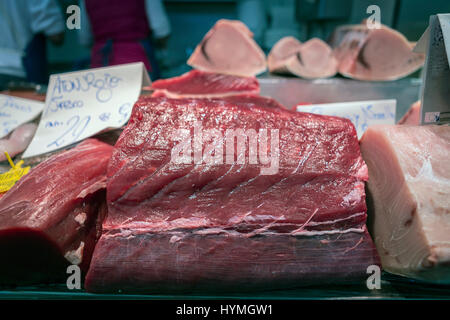 Almadraba di tonno rosso di pezzo in un mercato di Cadice. Atlantico e tonno del Mediterraneo Foto Stock