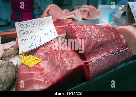 Almadraba di tonno rosso di pezzo in un mercato di Cadice. Atlantico e tonno del Mediterraneo Foto Stock