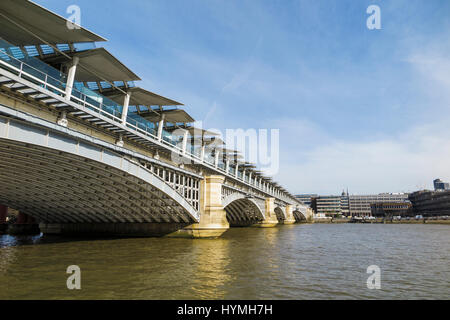 Blackfriars moderno ponte ferroviario che collega la metropolitana linea di tubi sul Fiume Tamigi, Blackfriars Station di Londra, giornata di sole e cielo blu Foto Stock