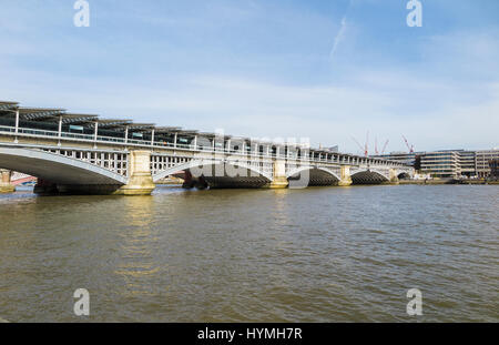 Blackfriars moderno ponte ferroviario che collega la metropolitana linea di tubi sul Fiume Tamigi, Blackfriars Station di Londra, giornata di sole e cielo blu Foto Stock