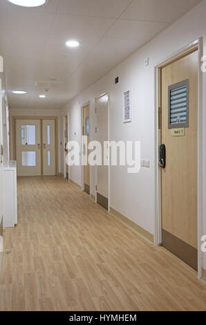 Corridoio in un nuovo sicuro, residenziale unità psichiatrica. Mostra le porte camere da letto dotate di anti-legatura le maniglie della porta e bloccare il raccordo. Foto Stock