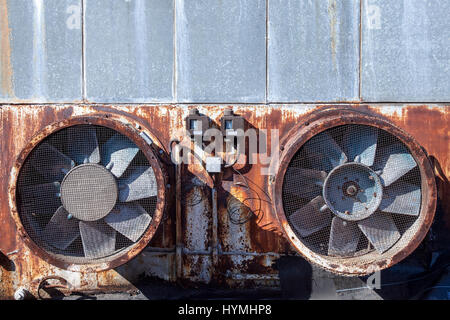 Abbandonati i fan di sfiato su un camino in una fabbrica abbandonata la foto di un abbandono del sistema di sfiato arrugginito, sulla sommità di un industriale abbandonato buil Foto Stock