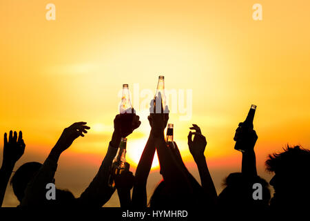 Amici Beach Party drink Toast celebrazione Concept Foto Stock