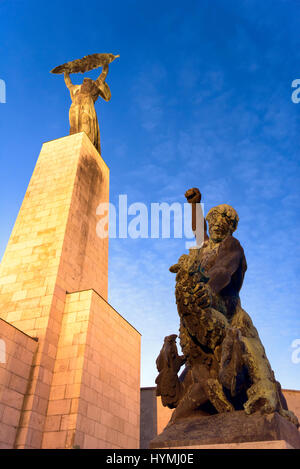 Vista dal basso della Statua della Libertà sulla collina Gellert Budapest, Ungheria Foto Stock