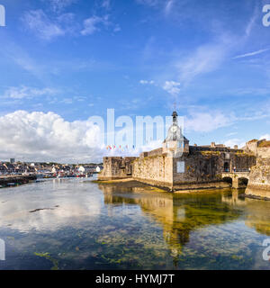 L'ingresso principale della vecchia città murata o ville vicino di Concarneau in Bretagna, Francia, con la porta in background. Foto Stock