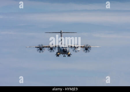 Airbus A400M Atlas in avvicinamento alla Terra il 19 luglio 2010 a Farnborough, Hampshire, Regno Unito Foto Stock