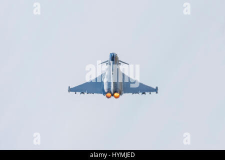 Eurofighter Typhoon jet da combattimento aereo decollare con postcombustione, piena riscaldare e haze di calore Foto Stock