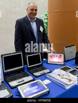 Uomo che mostra Panasonic robusta linea di computer - USA Foto Stock